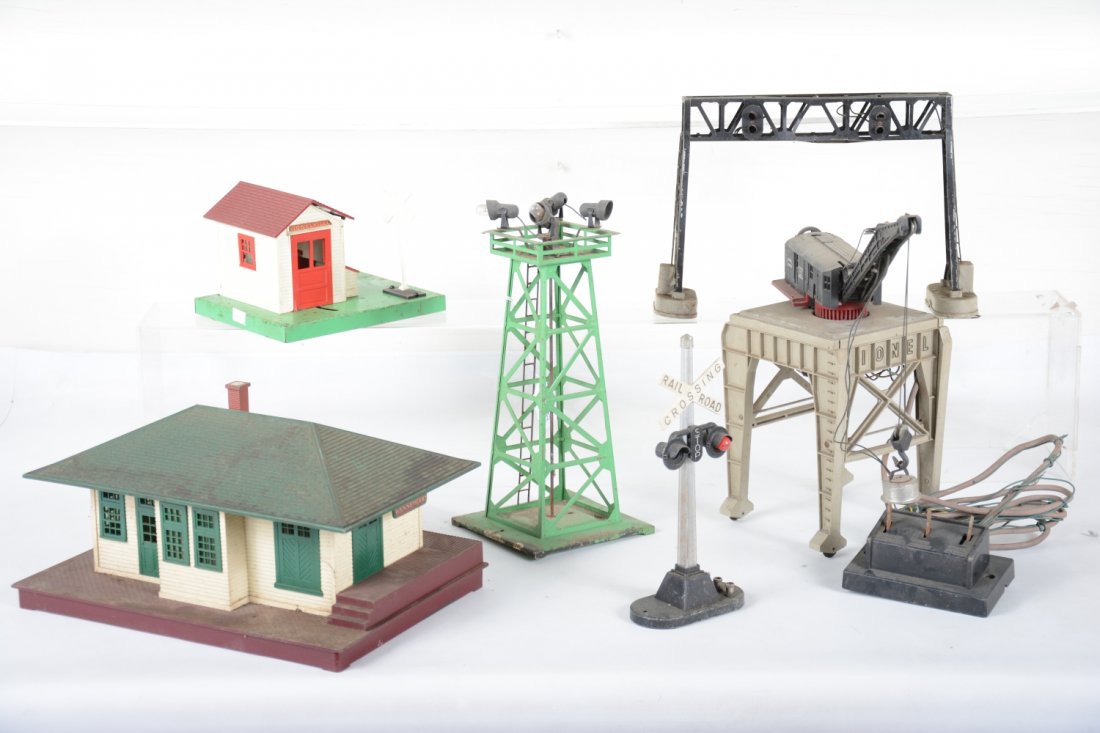 Lionel Post War Accessory Group: Includes a 132 stop station; 282 gantry crane with controller, missing stack; 395 floodlight, C3; 450 signal bridge; 154 flasher; 145 gateman, most are "Barn" dirty and need a good cleaning, but they 