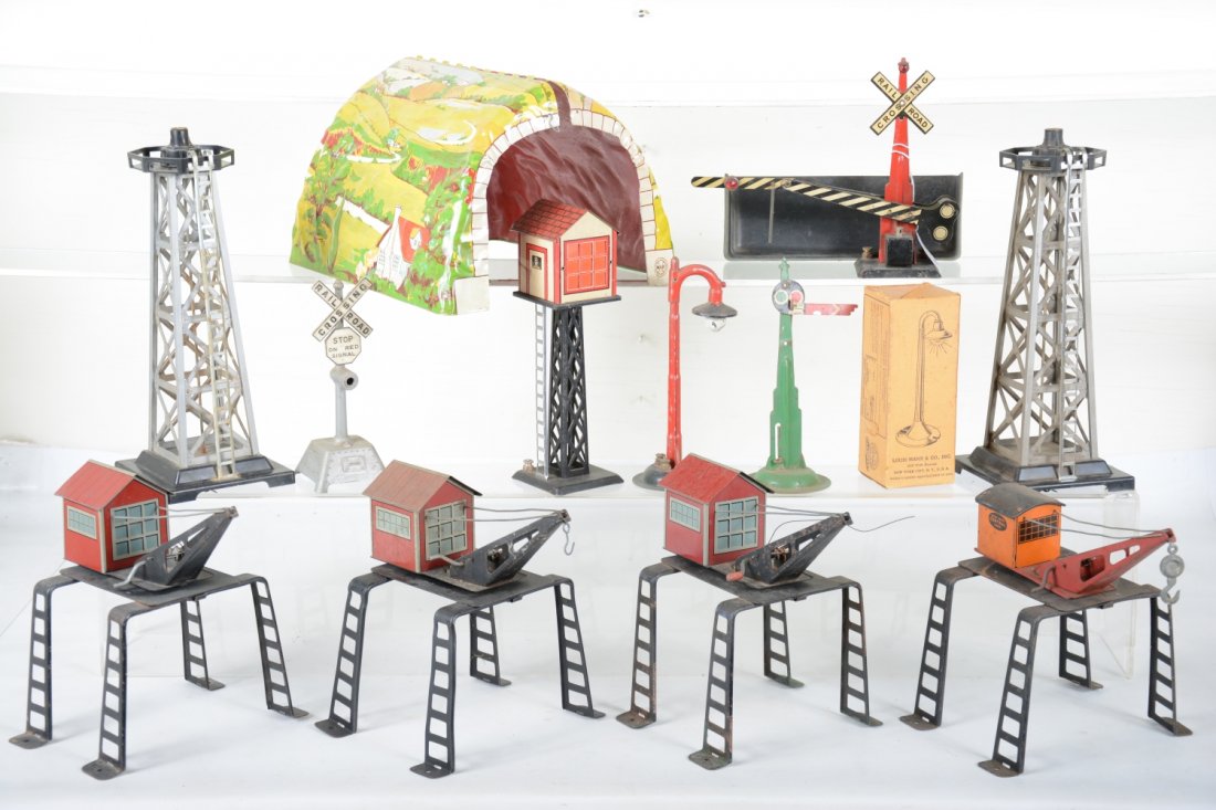 Marx Accessories: Nice assortment including 4 overhead cranes and others. Most are fairly clean, see photo for contents, C6-7