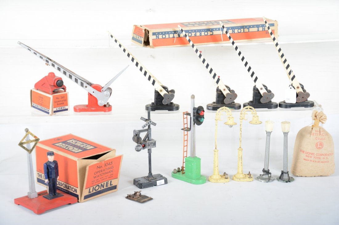 Lionel Accessories: Includes 4 #252 crossing gates; boxed 1045 flagman; 2 #58 lampposts, C5; 2 #71 lampposts; boxed 260 bumper; 140 banjo signal; 153 block signal; partial 919 grass bag; boxed 152 crossing gate, light ox