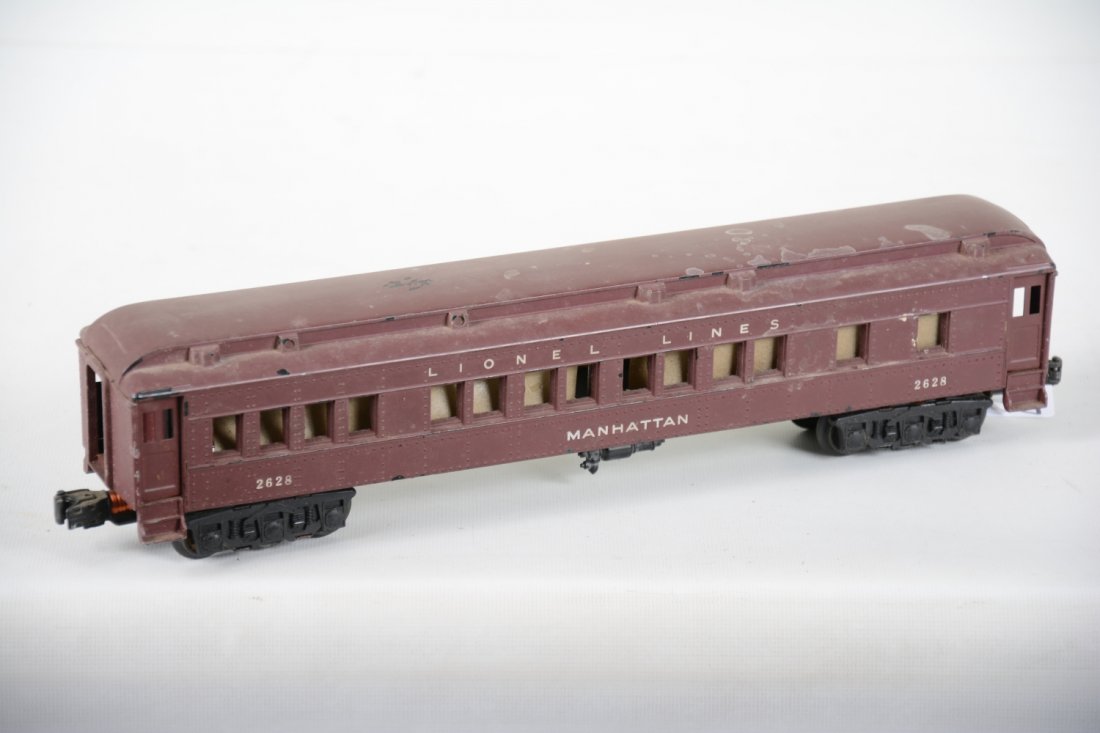 Lionel 2628 Manhattan Pullman: Circa 1948. steps are intact, but has some blistering to paint that may flake during shipping, C5-6
