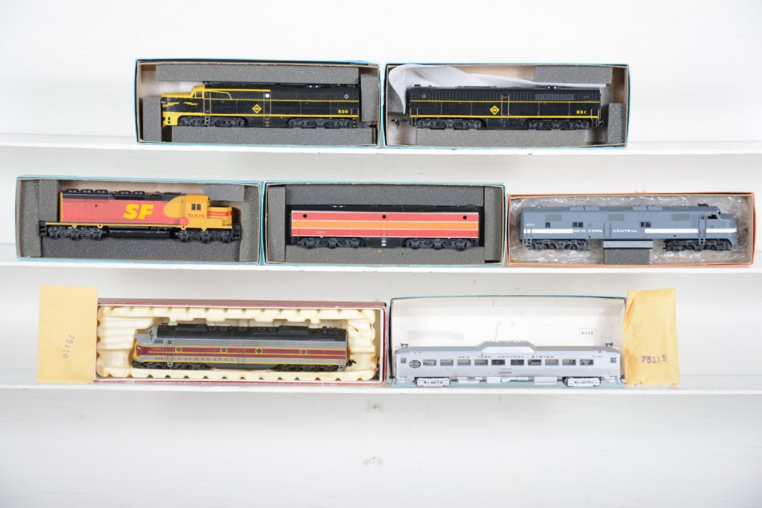 Boxed HO Diesels: Includes Athearn Erie PA & PB diesels; Proto Power NYC 8-40CW; RivaRossi Lackawanna E8; Athearn SD40 dummy & SP PA-1 b-unit; Athearn NYC Budd car, drive bands gone. All show light wear with boxes.