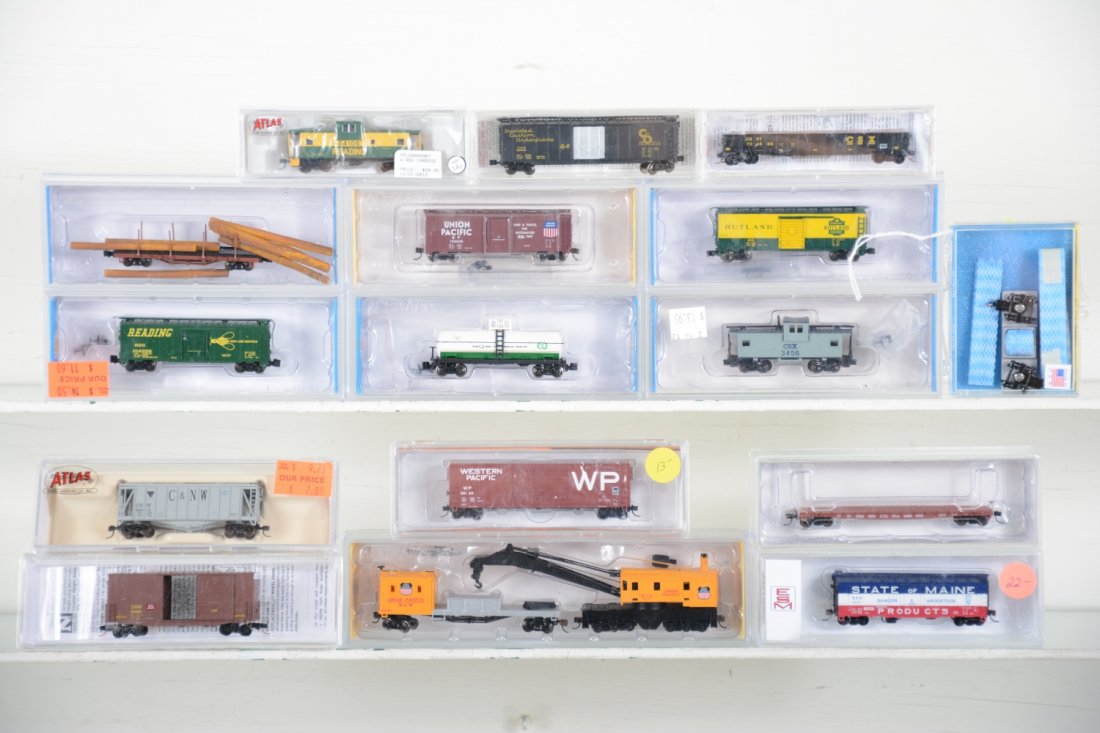 N Gauge Freight Cars: 16 pieces by Kato, ESM, Atlas, Bachmann and others. All appear to be new in display boxes, C9-10