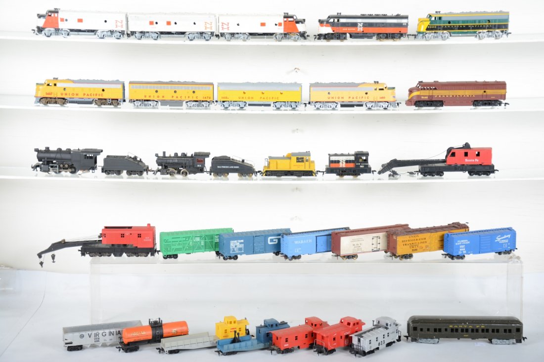 Vintage HO Lot: Nice assortment with steam & diesel locos with many freight cars. Makers include Athearn, Varney, Mantua, Bachmann and others. Includes a nice early set of wood heavyweights. Most are clean and comple