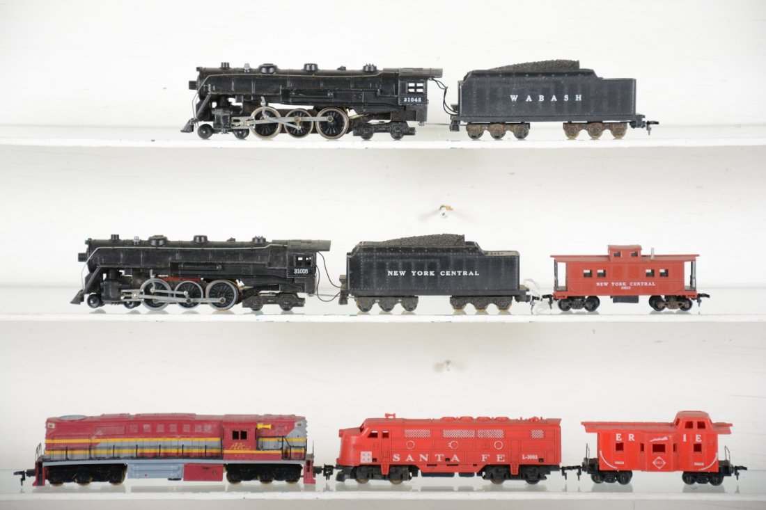 American Flyer HO Lot: Includes a 31045 Wabash Hudson loco; 450 Alco diesel, 1 loose handrail, C6; L-3003 SF F7; 31005 NYC Hudson loco; 33618 Erie bay window caboose; 33515 NYC caboose. Rest show light playwear, C8