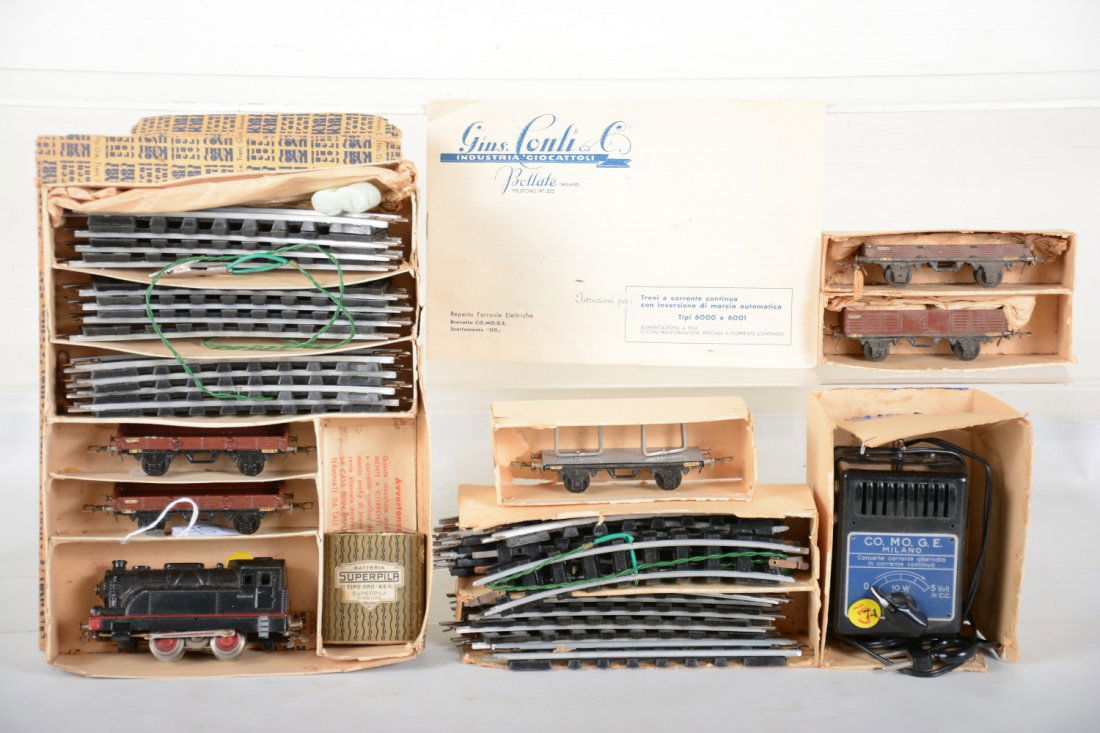 Unusual Italian HO Train Set: Marked CO.MO.GE by Gins Conti & Co. Italy. Includes an 0-4-0 streamline diecast loco with 2 low side cars, track & instructions is worn setbox; plus a rail flat, low side car & open wagon with more tr