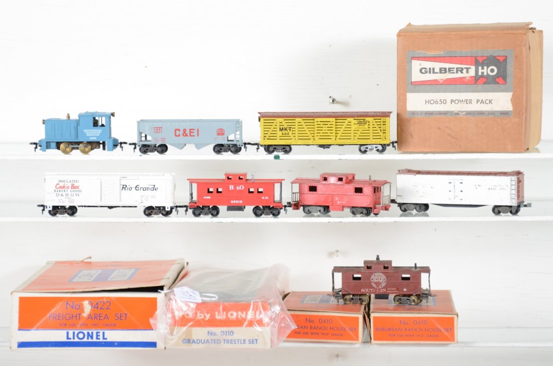 American Flyer & Lionel HO Lot: Includes American Flyer 31021 ITS cast diesel; 3321 C&EI hopper; 33523 Cookie Box; 502 MKT stock car; 33519 B&O caboose; Boxed HO650 power pack; 2 pre war cabooses and reefer, repainted; Lionel 0422 f