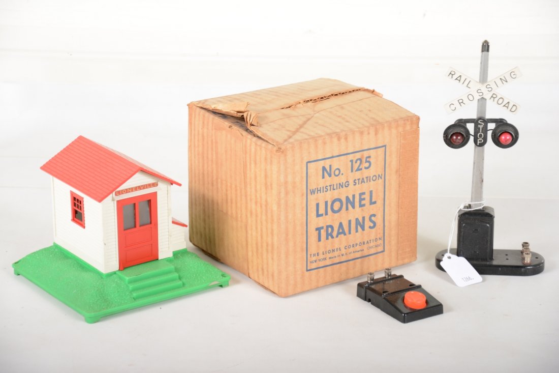 Scarce Lionel 154 & Boxed 125 Accessories: Includes a 125 whistling shack, scarce green base with red roof, has ob with scarce insert, C8; 154 flasher on 151 base. It is guaranteed original. It shows moderate playwear, C6
