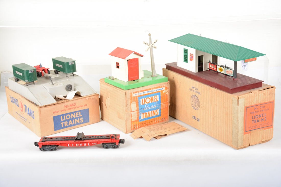 Boxed Lionel 256, 460 & 45N Accessories: Includes a 460 piggy-back unloading set, better variation with Ross trailoader stickers on forklift; 45N gateman with packet; 256 Freight station with 1 insert. All show light to moderate playwear wit