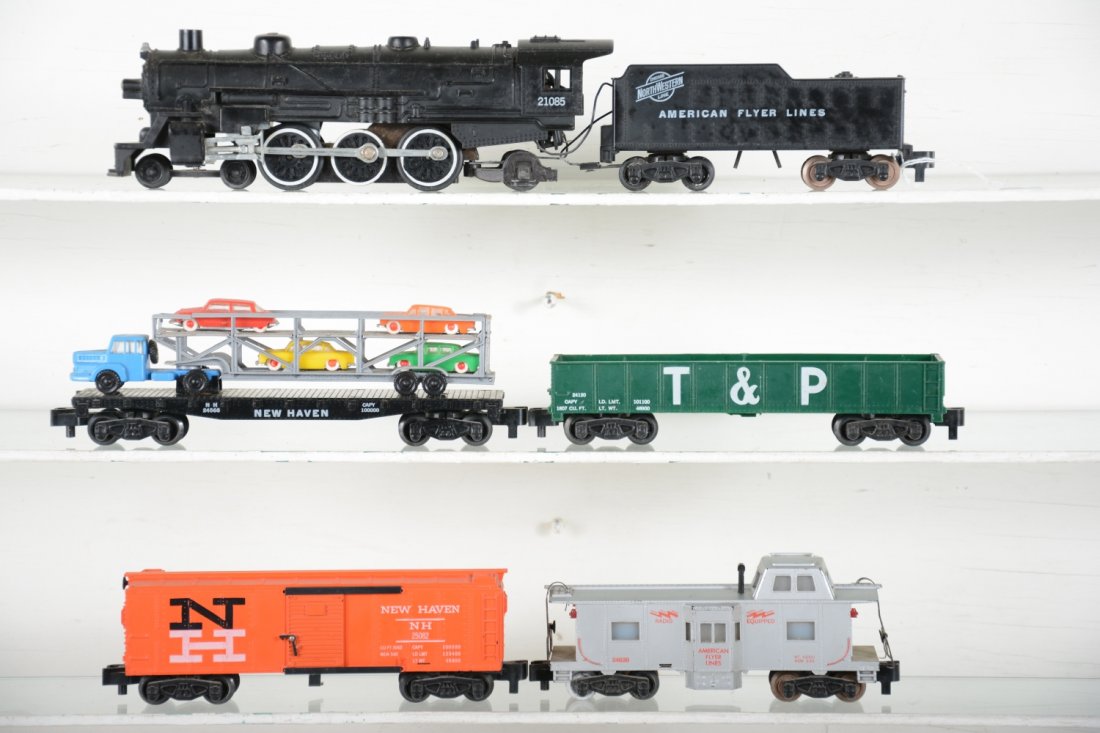 American Flyer 21085 Steam Freight Set: S gauge. Includes a 21085 C&NW Pacific loco; 24566 NH flat with auto-loader, missing 1 car, some cracks in top hand railing; 24120 T&P gondola; 25082 NH hay jector, no load; 24638 baywindow caboose. R