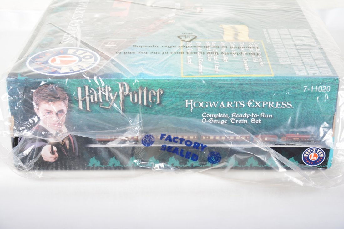 Lionel 7-11020 Harry Potter Hogwarts Express: Nice O gauge set with diecast smoking loco with 3 coaches, FastTrack & transformer. It is new in setbox with shipper, C10