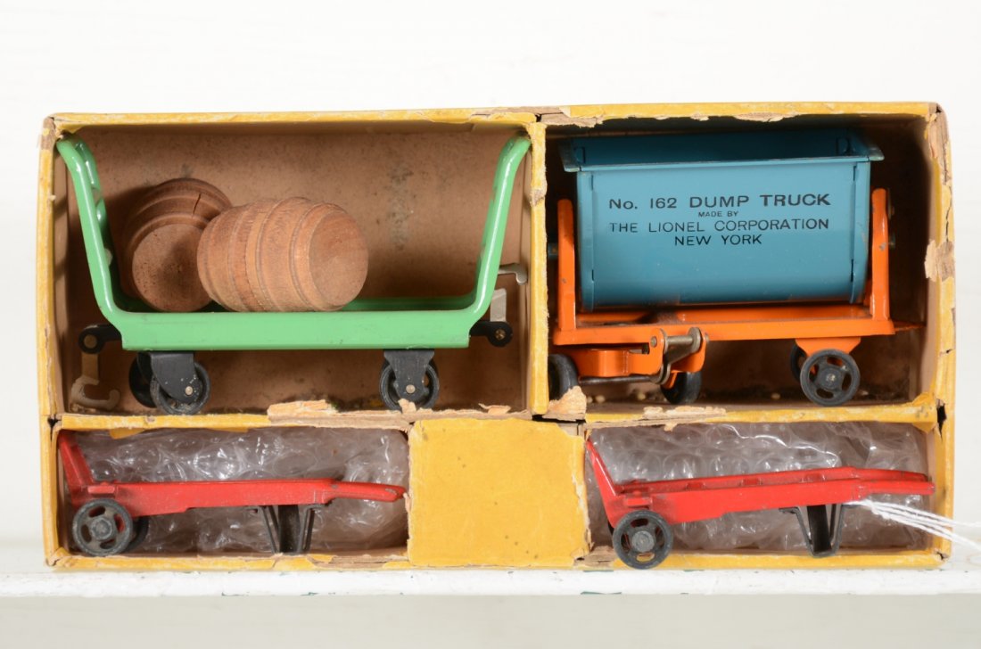 Boxed Late Lionel 163 Freight Station Set: Tougher late color set, clean with 2 #157 hand trucks; 161 baggage and 162 dump truck. All are like new with setbox bottom only, C8 Nice!