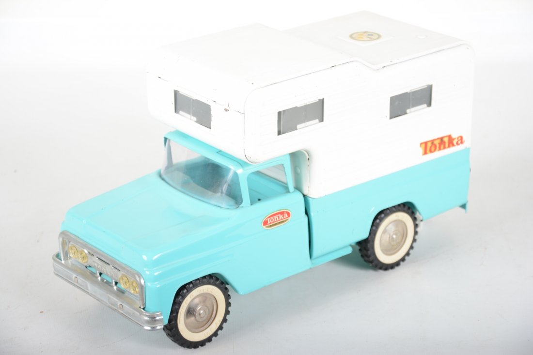 Nice 1964 Tonka Camper: Clean & shiny with all window intact, It shows light playwear with round "steel' label on top, C7+
