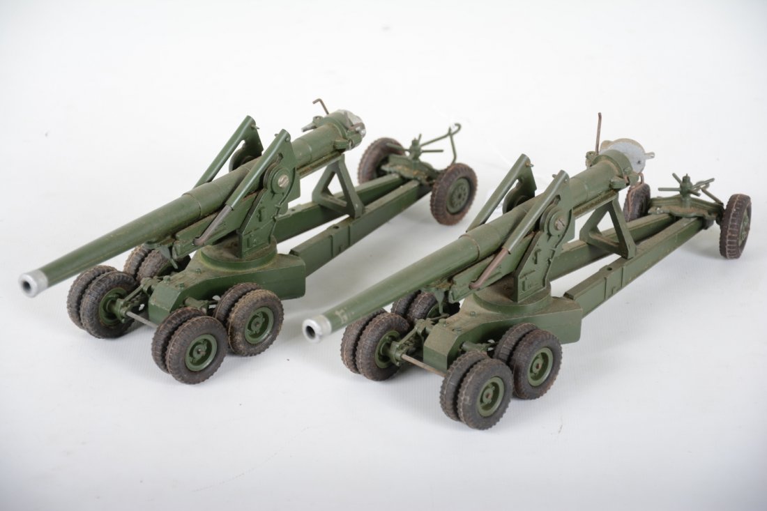 2 Britains 2064 155mm Artillery Field Guns: Set up in mobile format, both appear complete, minus ammunition. The rear wheel sets separate to allow deployment of guns. They show light playwear, C8
