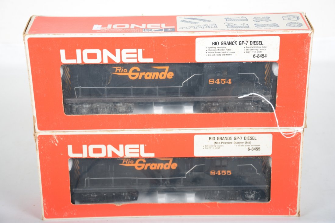 Lionel 8454 & 8455 RG GP7 AA Diesels: Nice powered & Dummy pair. They show very light runtime with C9 bodies with boxes.