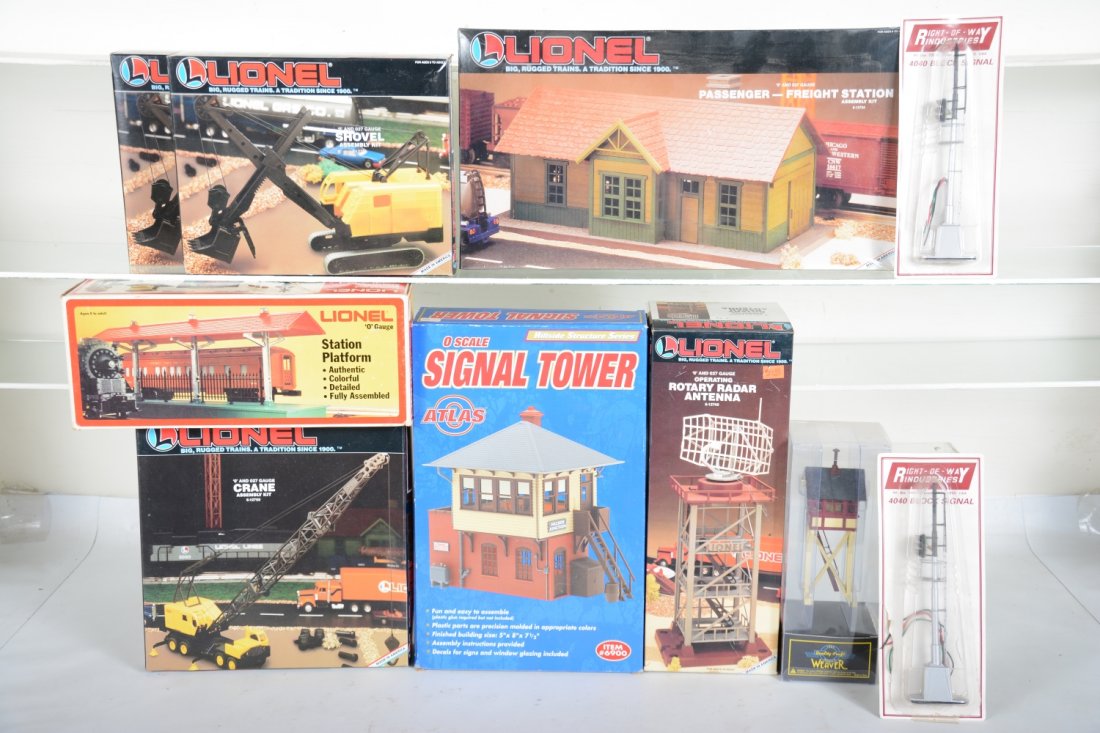 Modern Train Accessory Lot (1 of 2)