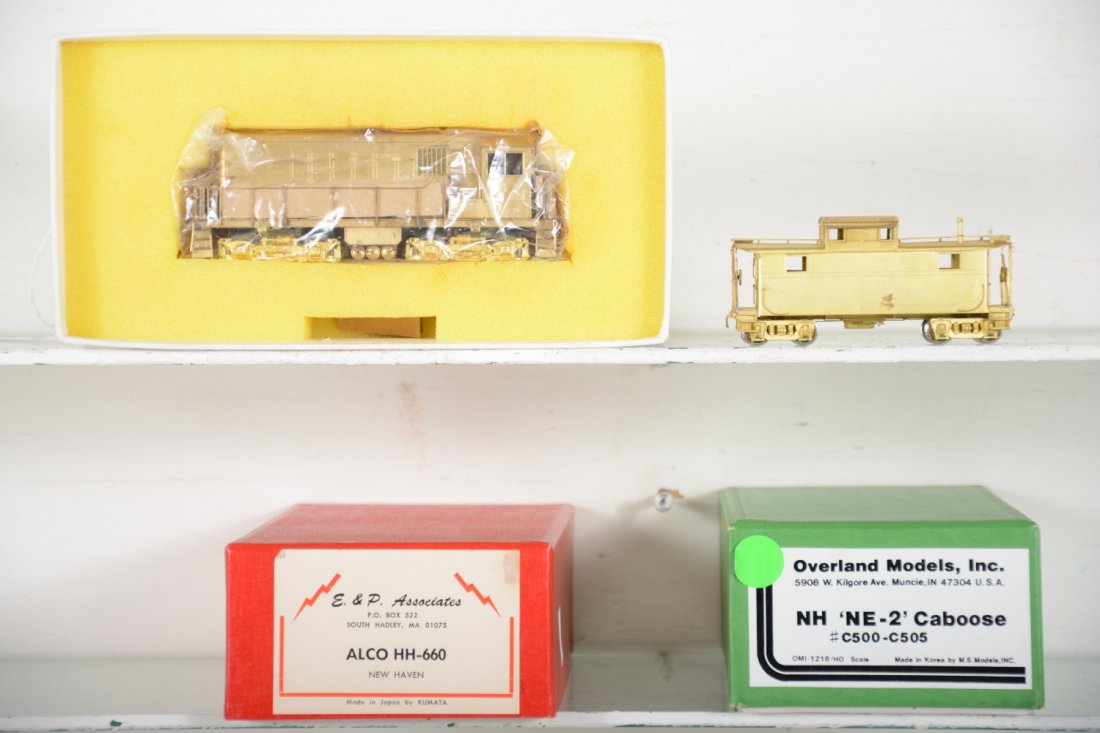 Brass HO HH-660 NH Diesel & Caboose (1 of 4)