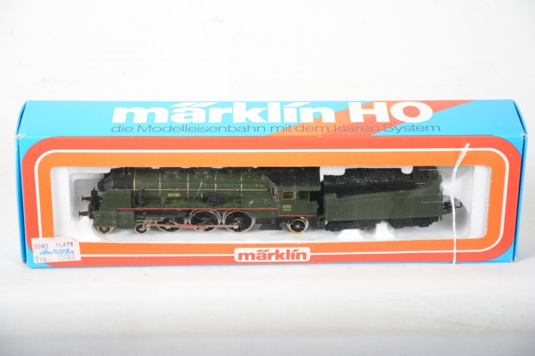 Boxed Marklin 3083 French Steam Locomotive: Nice 4-6-2 streamlined loco with ETAT markings. It shows light runtime with C9 body with box.