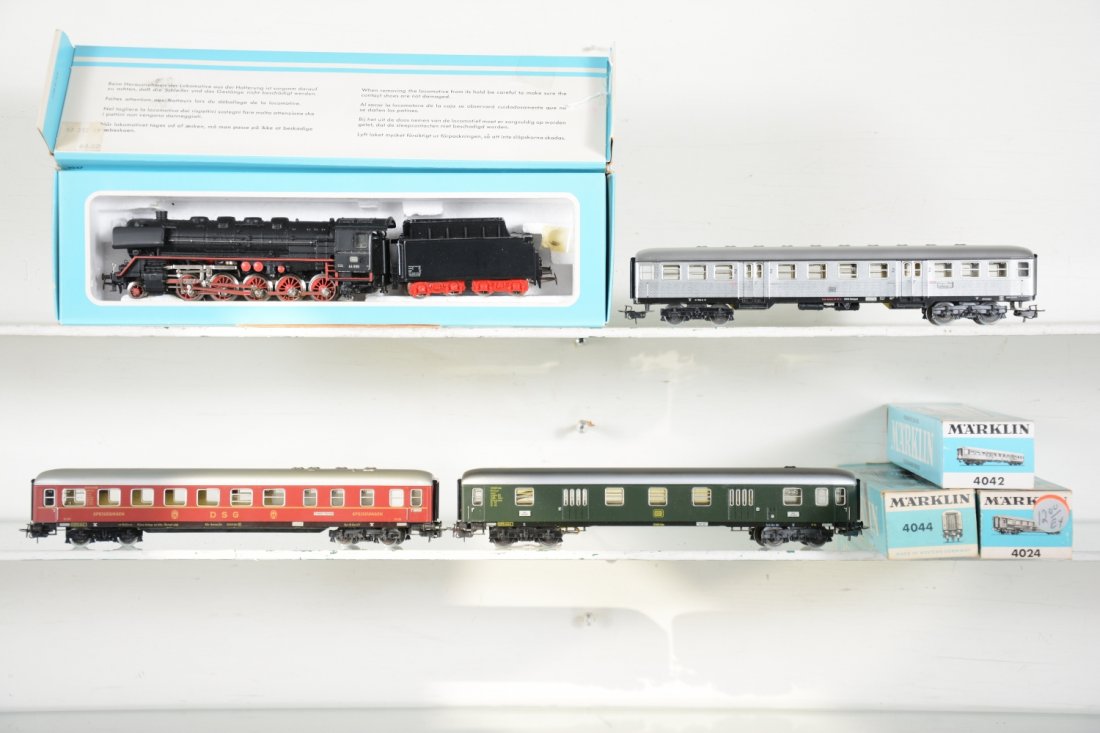 Marklin HO 3047 DB Express Passenger Set (1 of 4)