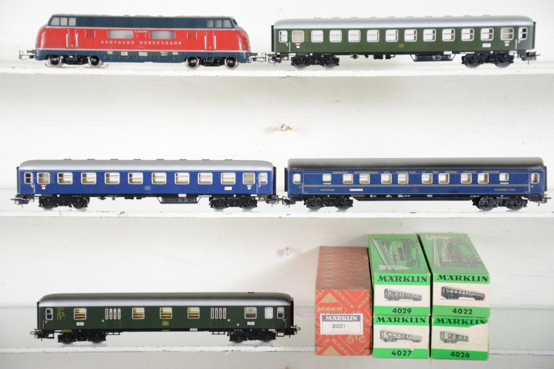 Early Marklin HO 3021 Express Passenger Set (1 of 4)