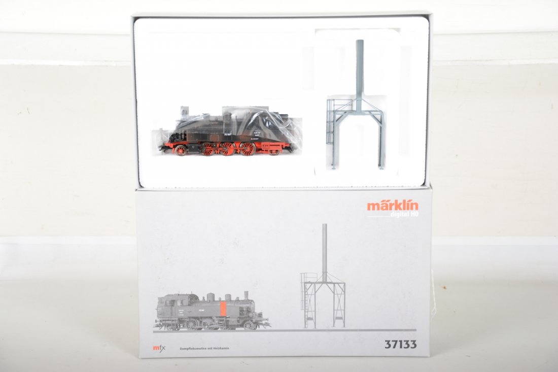 Marklin HO 37133 Loco & Chimney Bridge (1 of 2)