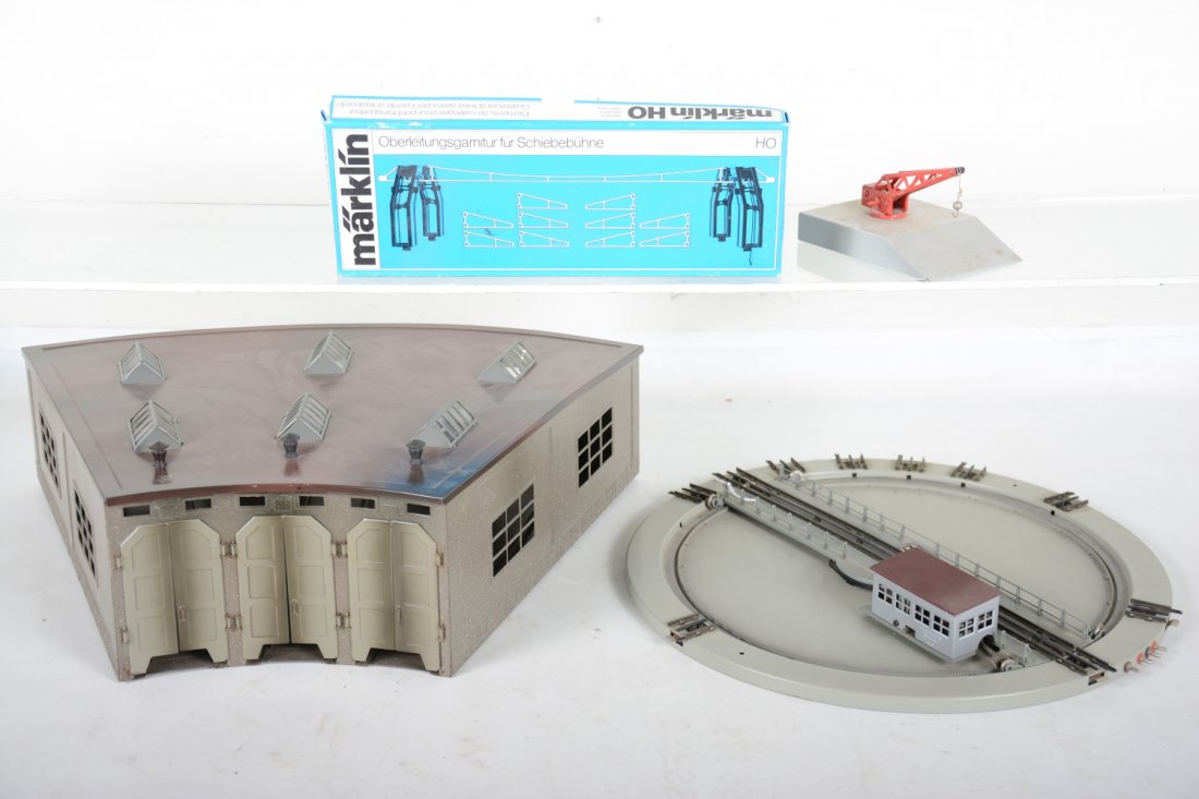 Marklin HO Turntable & Roundhouse, Plus (1 of 2)