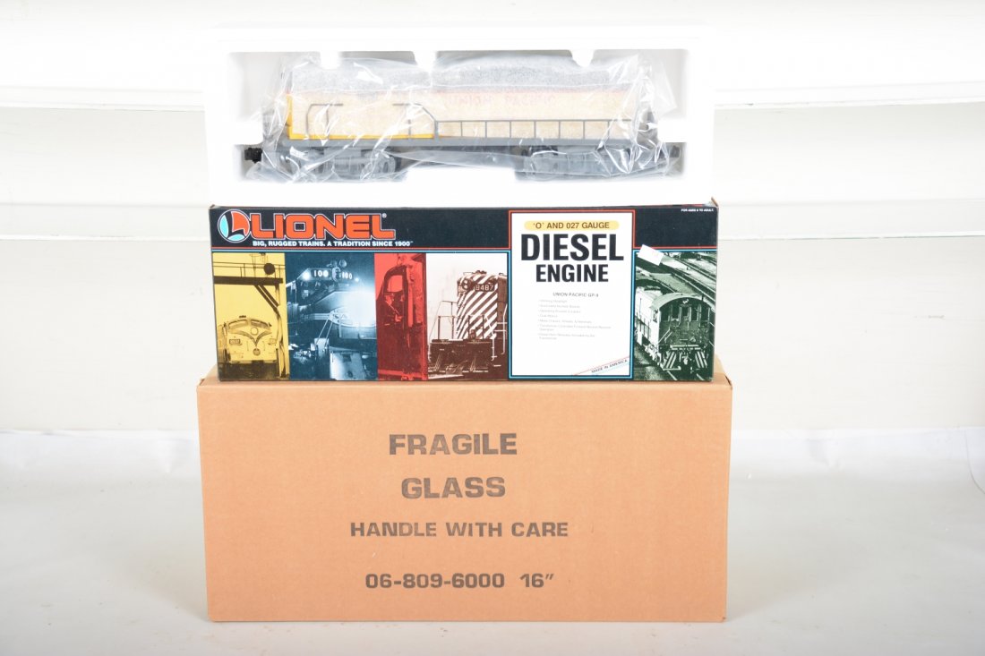 Lionel JC Penney 18817 UP GP9 & Case (1 of 2)