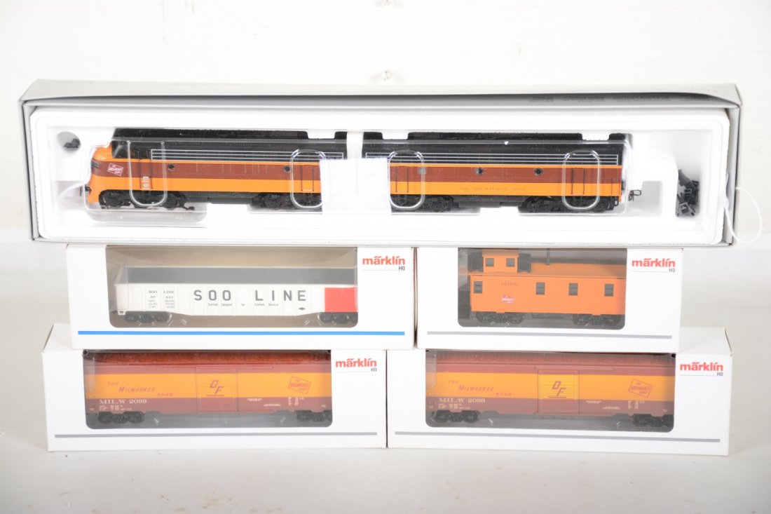 Marklin HO Milwaukee Road Diesel Freight Set (1 of 2)