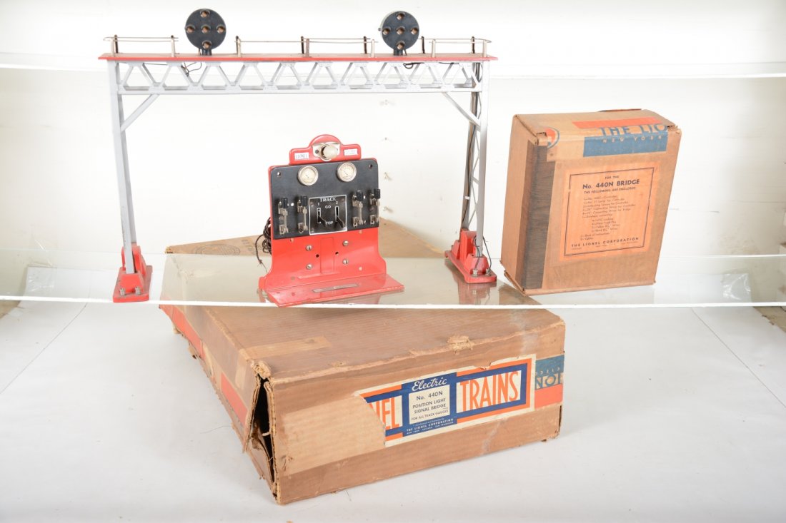 Boxed Lionel 440N Signal Bridge (1 of 2)