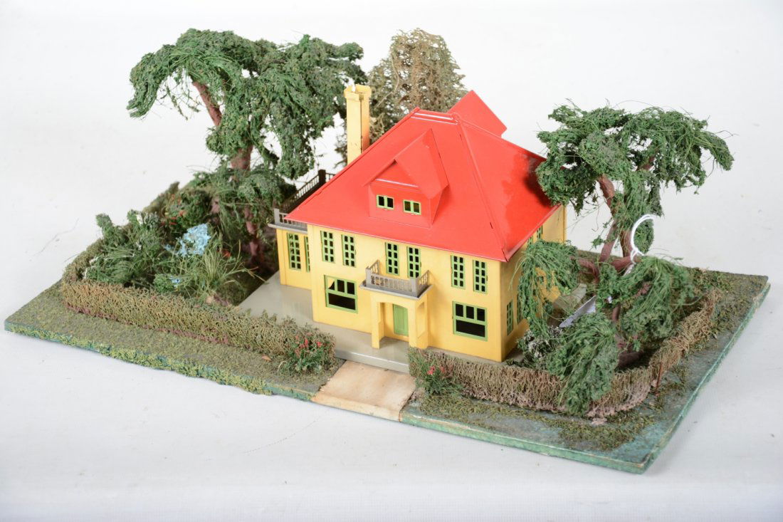 Clean Lionel 911 Landscaped Estate (1 of 2)