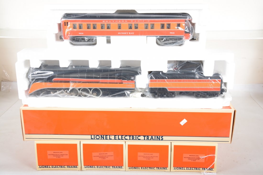 Lionel SP Daylight Steam Passenger Set (1 of 2)