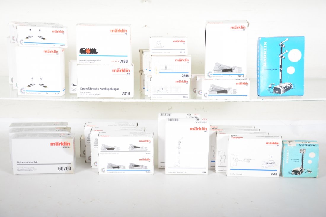 Marklin HO Signals and Accessories (1 of 2)