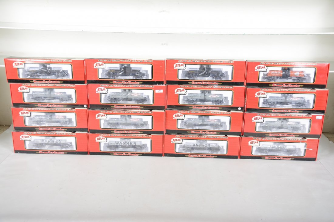 16 Atlas HO Tank Cars (1 of 2)