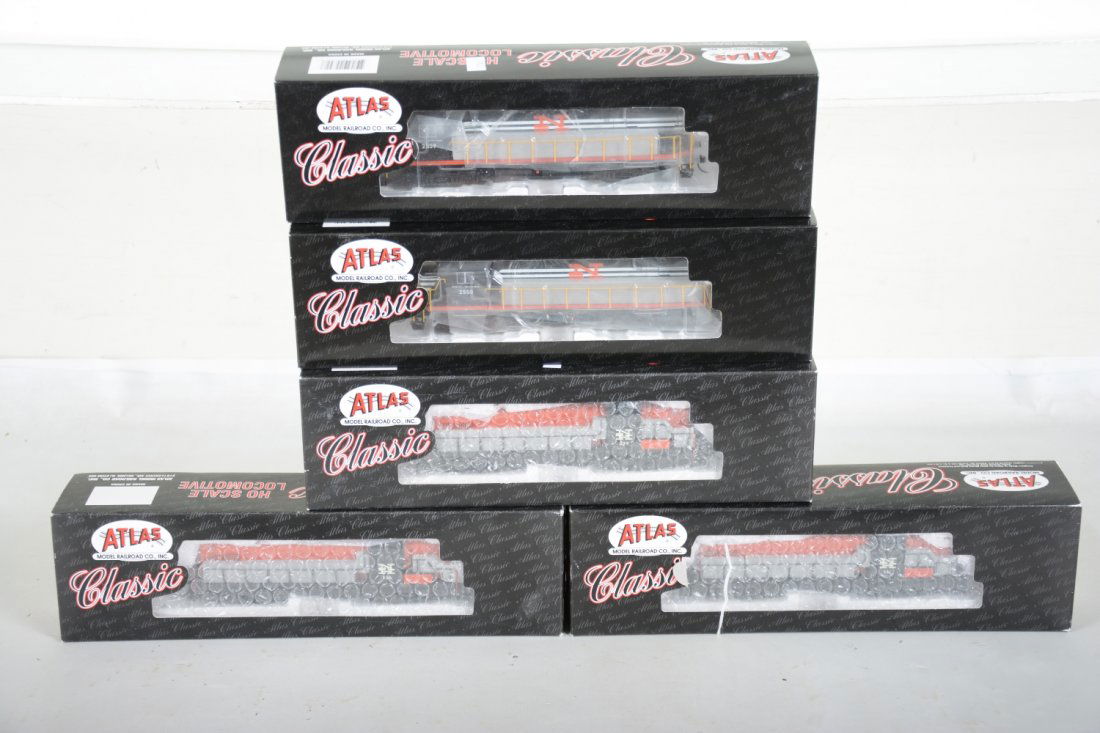 5 Atlas HO NH Diesels: Includes 2 C-425 Phase-2 diesels, cab #2559 & 2550; 2 RS-3 diesels with cabs #559; RS-3 diesel, cab #551. All have been test run with boxes, C9+