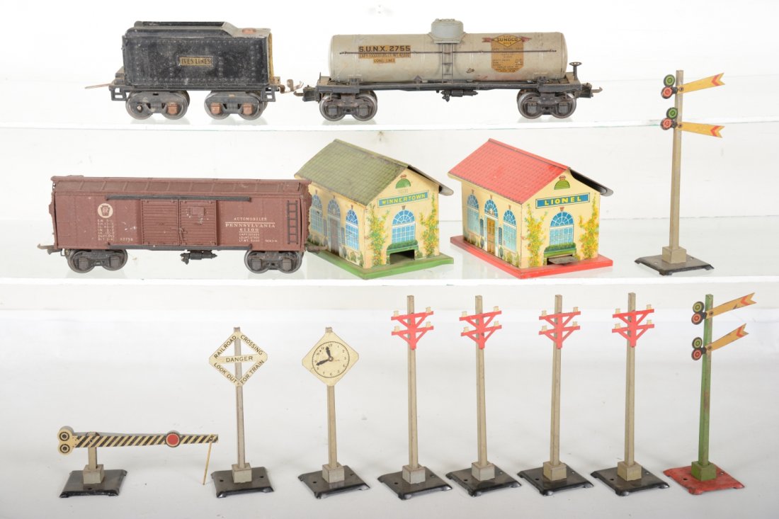 Lionel Car & Accessory Lot (1 of 4)