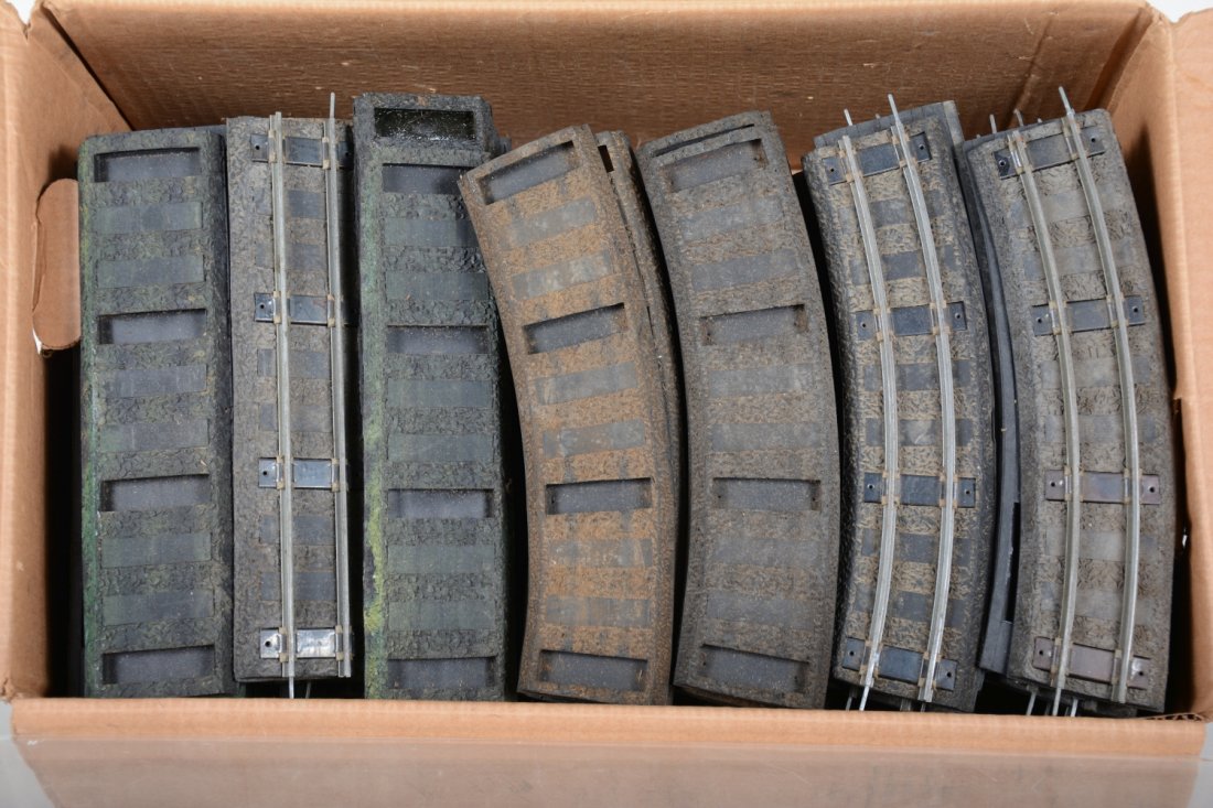 American Flyer S Gauge Rubber Roadbed: 10 X 12 X 21" box full. To half way down, all marked Gilbert, some with track inserted, mixture curve & straights. All appear supple and usable. Heavy, so watch shipping costs.