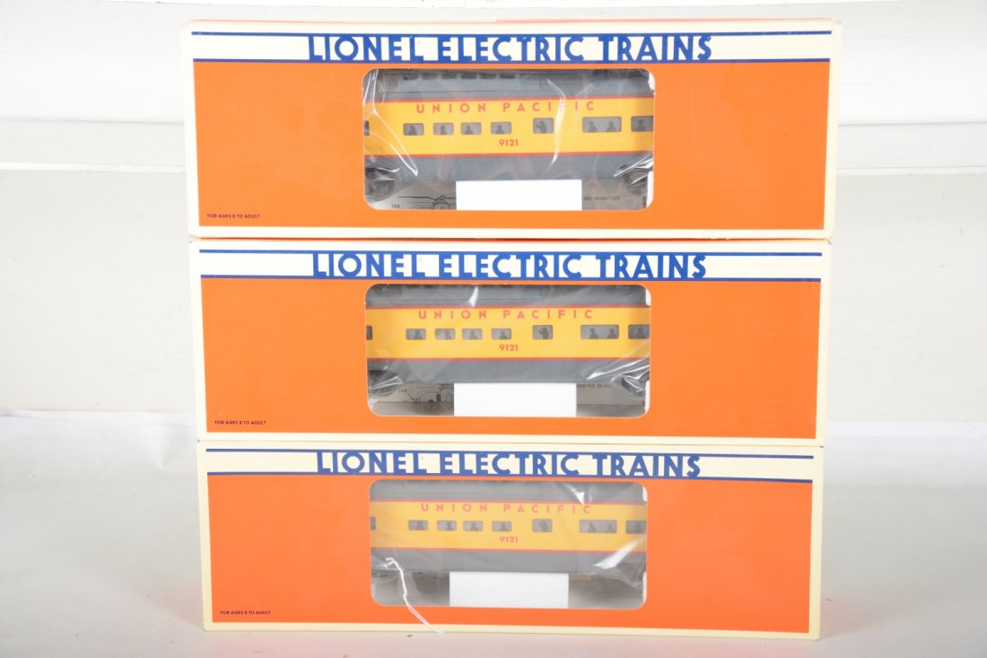 3 Lionel 19121 UP Aluminum Vista-Domes (1 of 2)