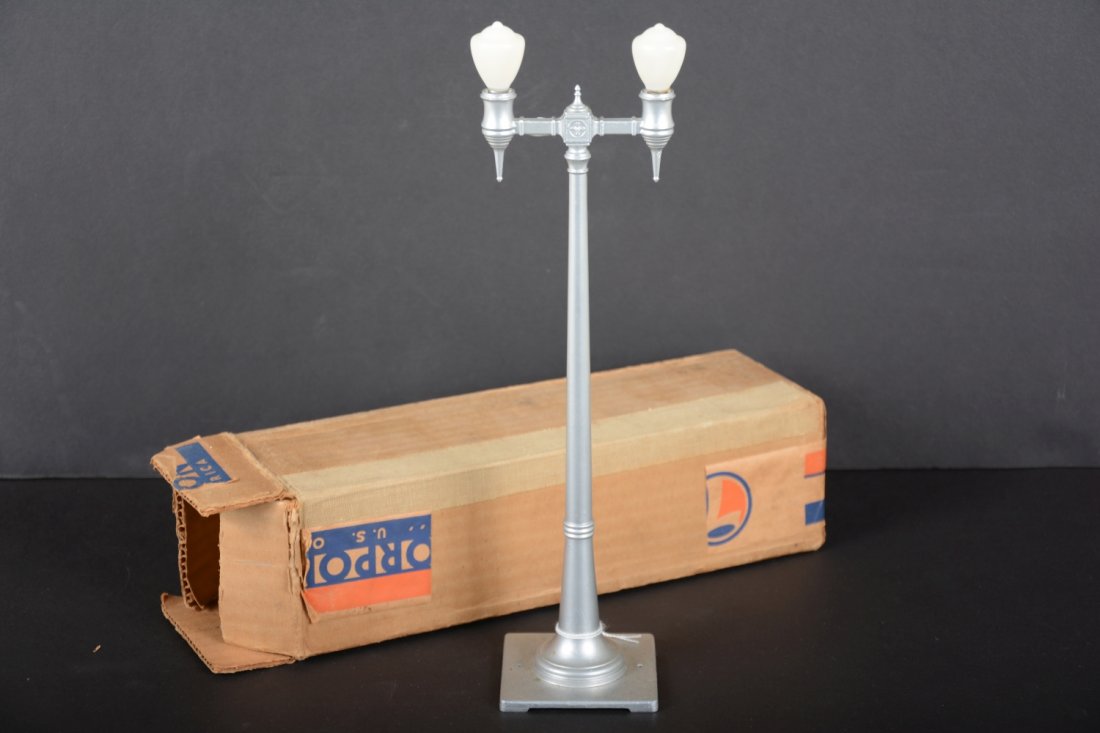 LN Boxed Lionel 63 Lamppost (1 of 4)