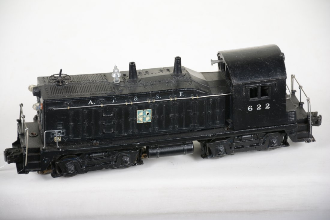 Lionel 622 SF NW2 Diesel With Bell: Nice clean example with operating bell mechanism. The front cab support loop is broken, so cab doesn’t secure at that point. Otherwise shows light to moderate playwear, C7