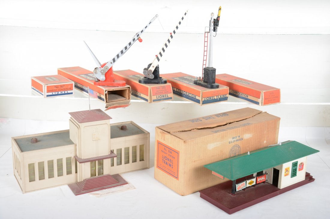 Lionel & American Flyer Accessories (1 of 2)