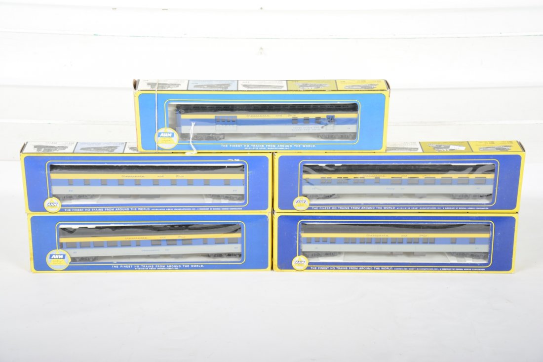 5 AHM RivaRossi HO C&O Passenger Cars (1 of 2)
