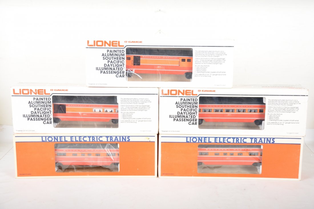 5 Lionel SP Daylight Passenger Cars (1 of 2)