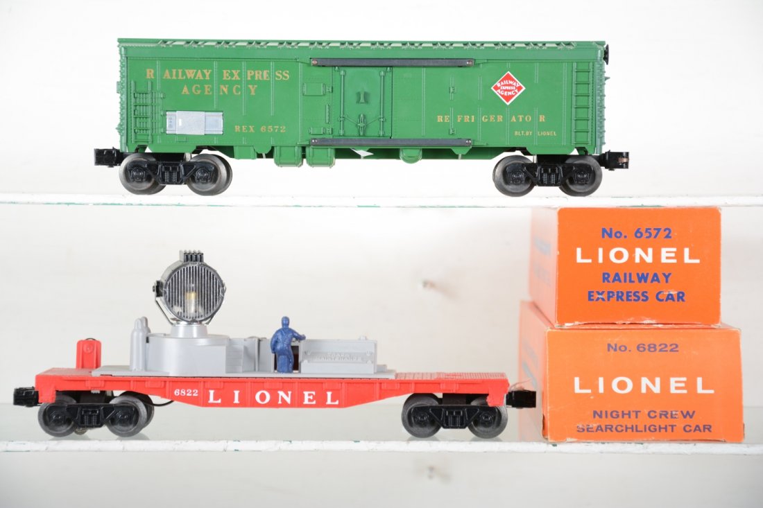 Mint Boxed Lionel 6822 & 6572 Freight Cars (1 of 4)