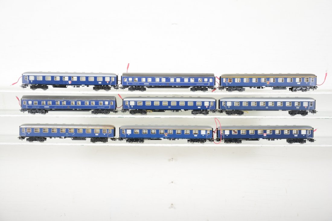 Marklin HO DB & French Passenger Cars: Nice group of blue cars, all metal and illuminated, 3 have interiors and 2 are ISG French. They show light to moderate playwear, C7-7+
