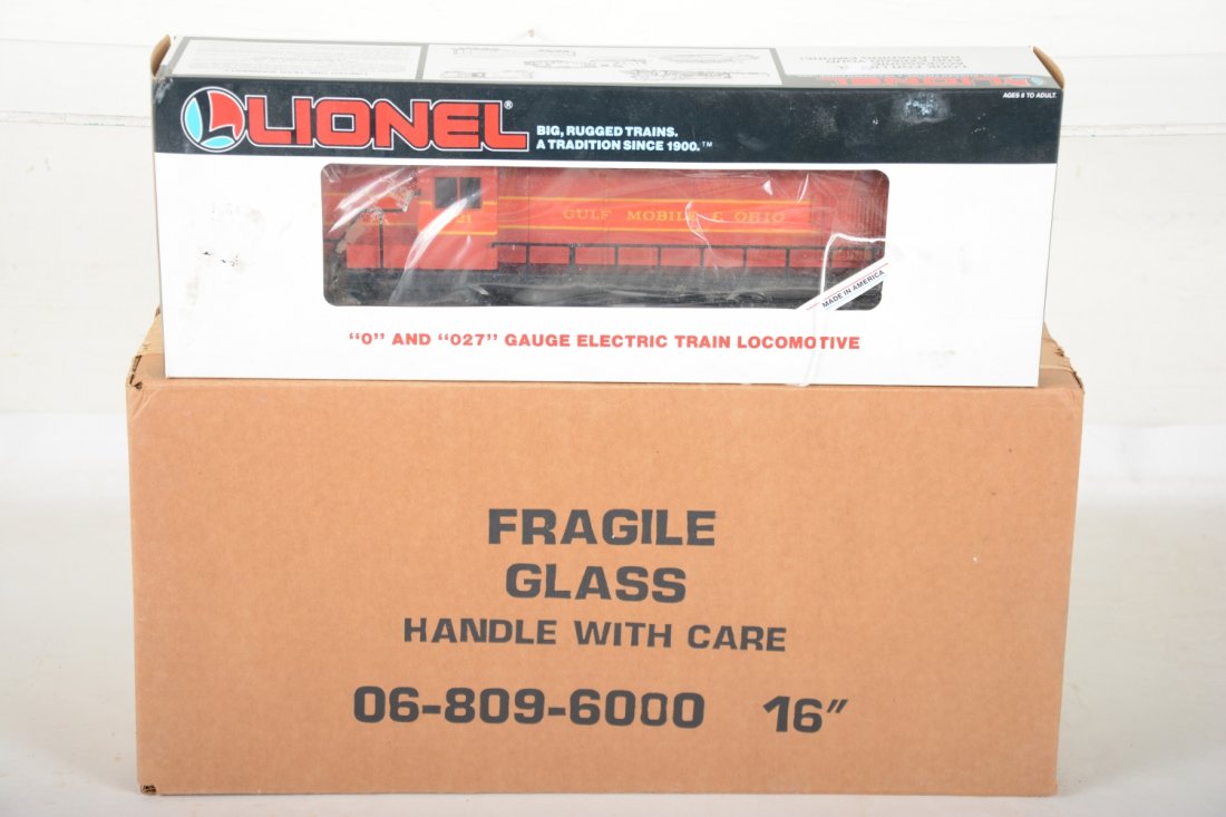 Lionel JC Penney 18554 GM&O RS3 Diesel & Case (1 of 2)