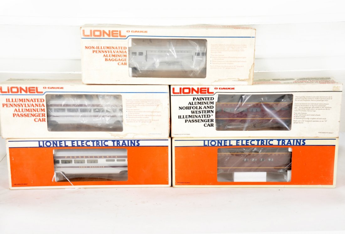 Lionel Aluminum Streamline Passenger Cars (1 of 2)