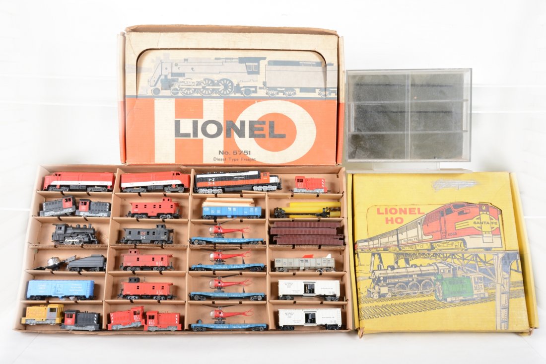 Large Lot Lionel HO Parts, Boxes & Display Case (1 of 3)