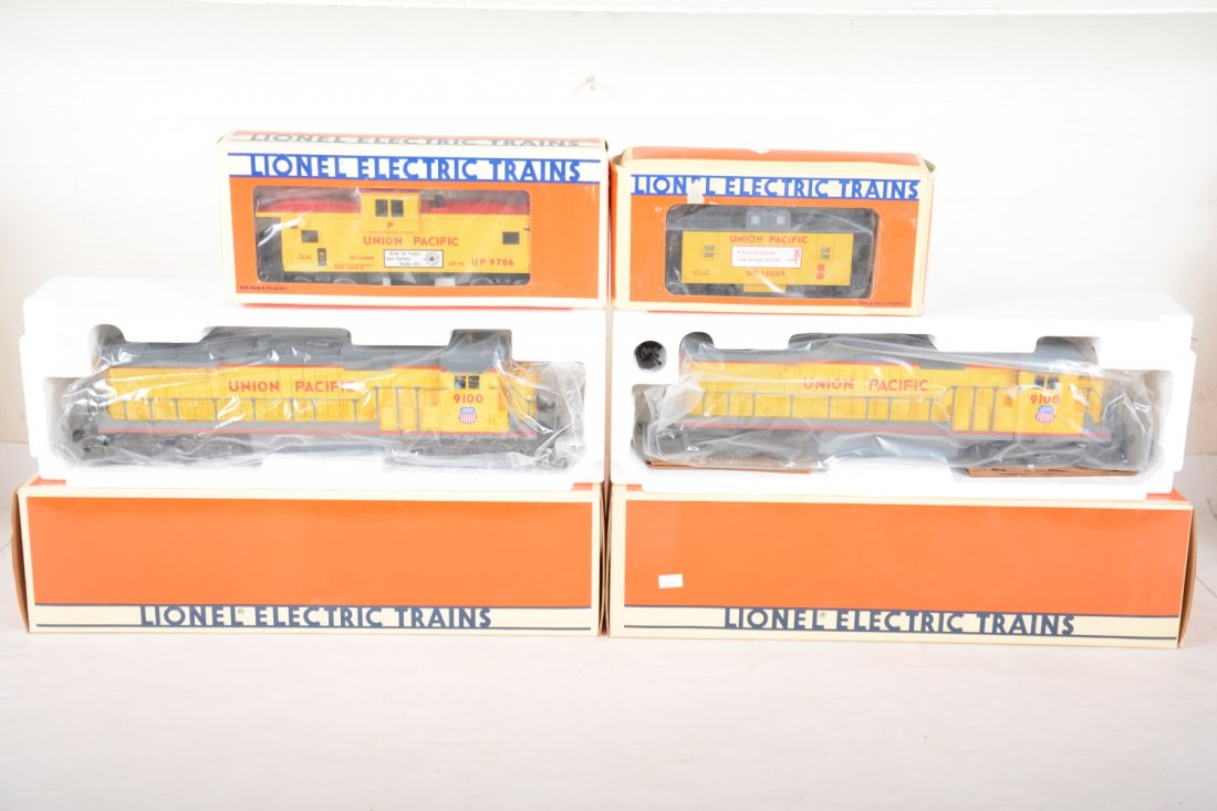 2 Lionel 18205 UP SD40C Diesels with Cabooses (1 of 2)