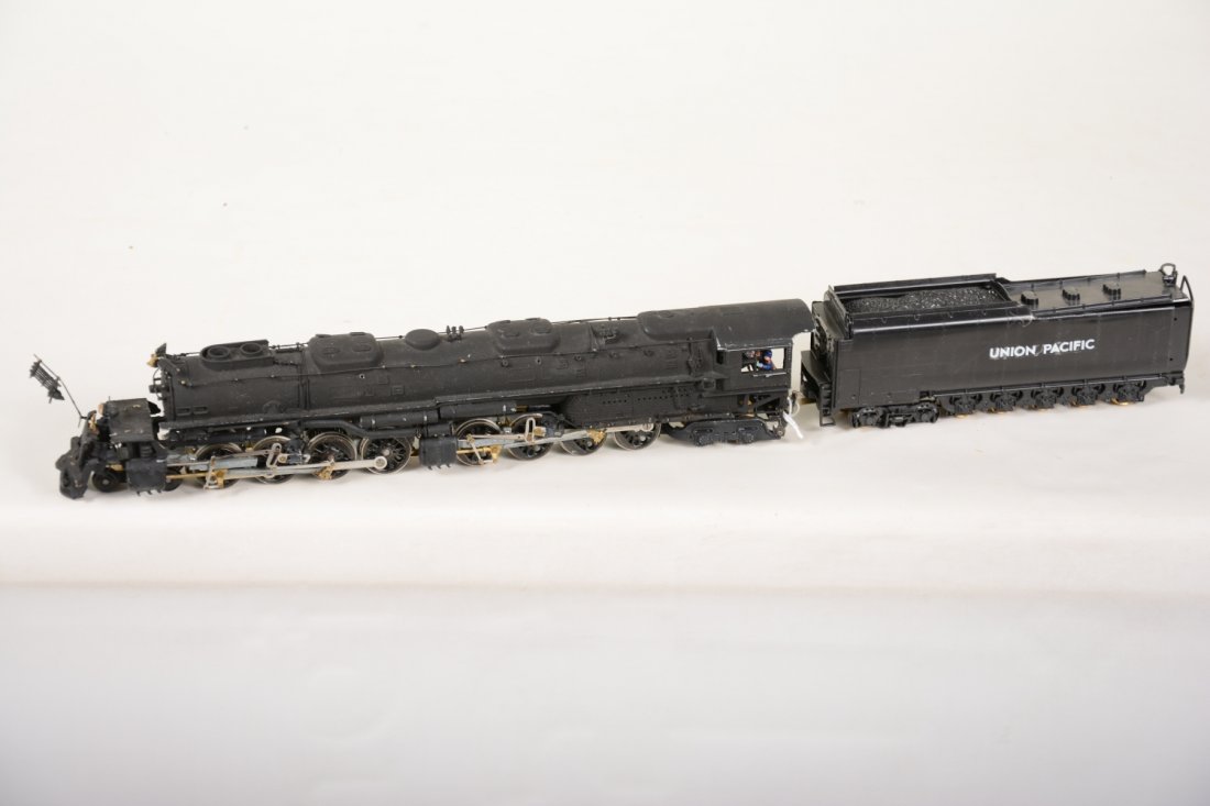 Unusual HO Gauge Diecast UP Big Boy: Unmarked diecast 4-8-8-4 Mallet with plastic UP tender. Needs a bit of TLC, but appears 99% complete and shows light to moderate playwear.