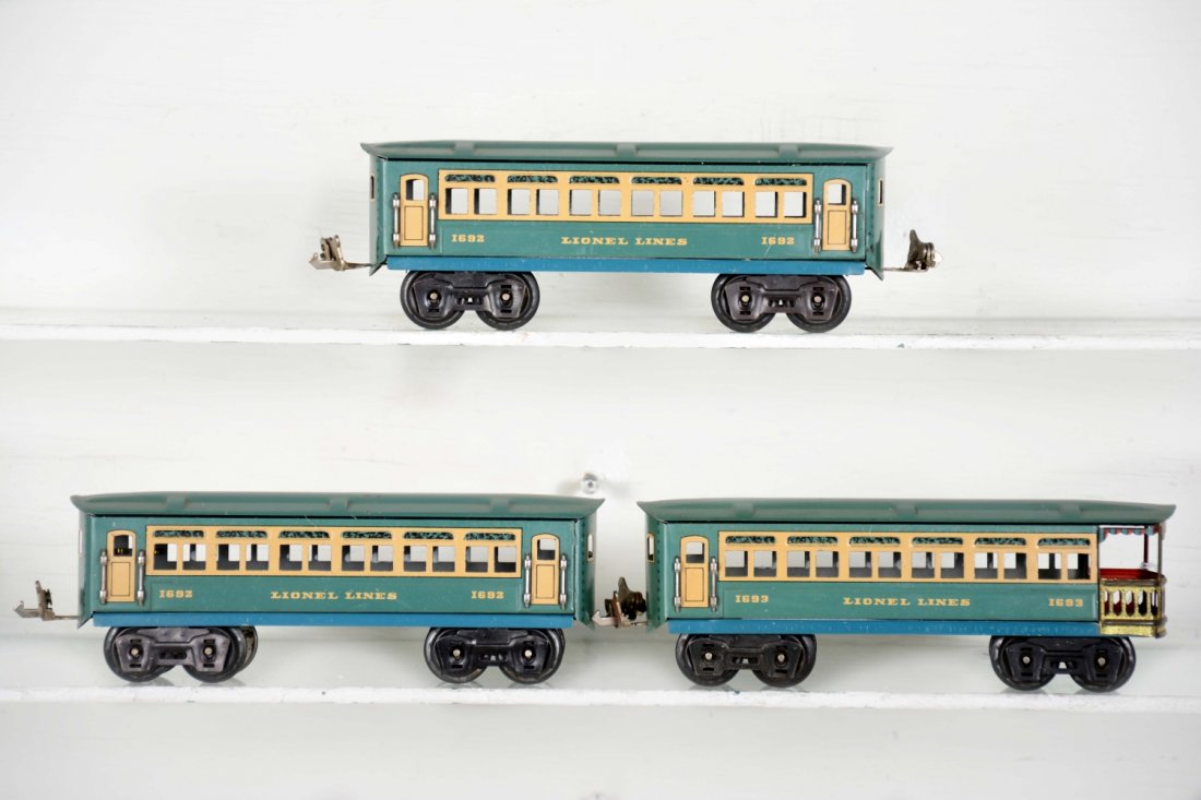 Lionel Uncataloged Passenger Cars: Includes 2 #1692 Pullmans; 1693 observation. They show no wear or flaking to litho, but have been clear coated anyway, still nice looking cars!