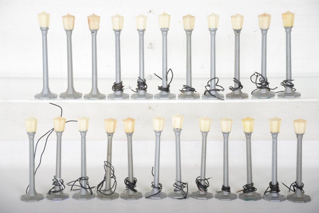 23 Lionel 71 Lampposts (1 of 2)